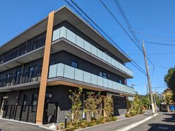 モダンなデザインの建物外観