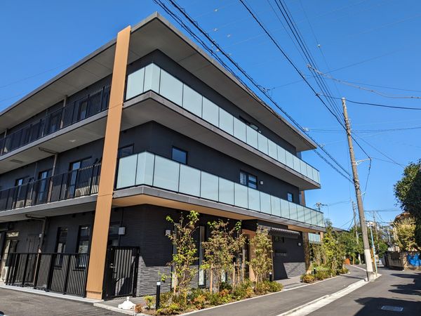 モダンなデザインの建物外観