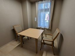 居室内のテーブルと椅子