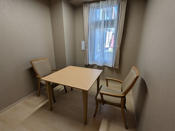 居室内のテーブルと椅子