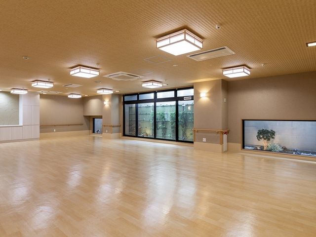 開放的な多目的室 多目的室 広々とした明るい空間で、多様な活動に適しています。大きな窓から自然光がたっぷり入ります。