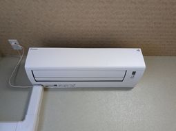 壁に取り付けられたエアコン