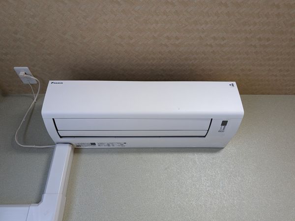 壁に取り付けられたエアコン