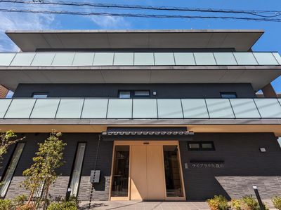 モダンな建物のエントランス