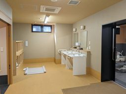 洗面台付きの明るい空間