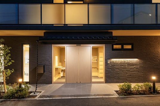 夜間のエントランス