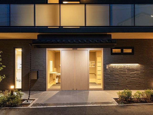 夜間のエントランス エントランス 温かい光が迎える、落ち着いた雰囲気の入り口です。夜間も安心して出入りできます。