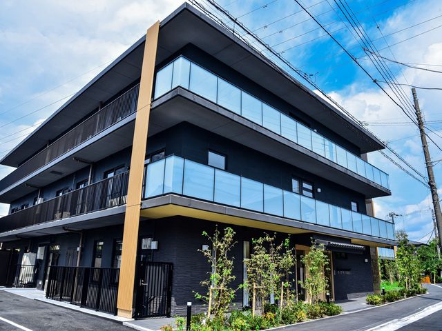 スタイリッシュな施設外観 外観 おしゃれな外観が自慢の施設で働きませんか？充実した環境の中、やりがいのある仕事をしましょう。