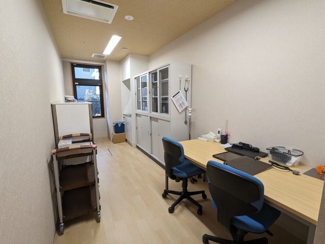 スタッフ作業スペースの内観 内観 明るく整頓されたスタッフの作業スペースです。効率的な業務を支える機能的な環境が整っています。