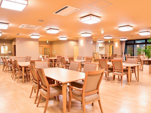 清潔感溢れる食堂 食堂 清潔で広々とした食堂の環境です。日々のサービスでご入居者様に喜びを提供しませんか。
