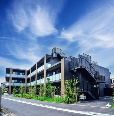 施設の外観と職場