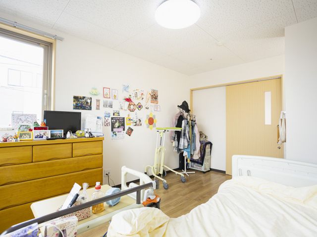 個室の明るい空間 居室 広々とした個室で過ごしやすい環境です。窓から自然光が入るため、心地よく過ごせます。