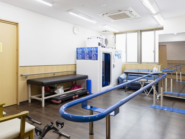 設備が整った機能訓練室 機能訓練室 自然光が差し込む設備が充実した訓練室です。リハビリに必要な器具が揃っており、快適に利用できます。