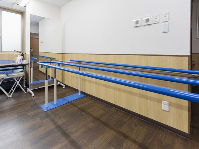 青い手すりの部屋 機能訓練室 機能訓練に最適な青い手すりが設置されております。安全に配慮した空間で安心してご利用いただけます。