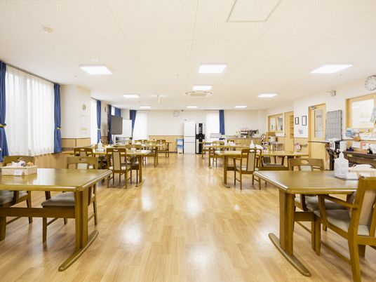 自然光が入る食堂