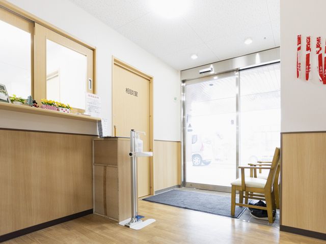 明るいエントランス エントランス 自然光が差し込む開放的なエントランスです。利用者やスタッフが安心して出入りできます。