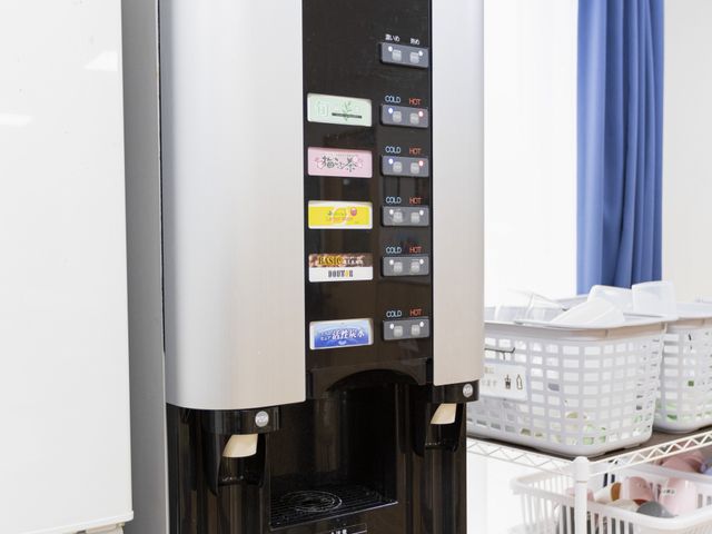 コーヒーメーカー ダイニングルーム ホットとアイスを選べるコーヒーメーカーがあり、飲み物の種類が豊富で快適に過ごせます。