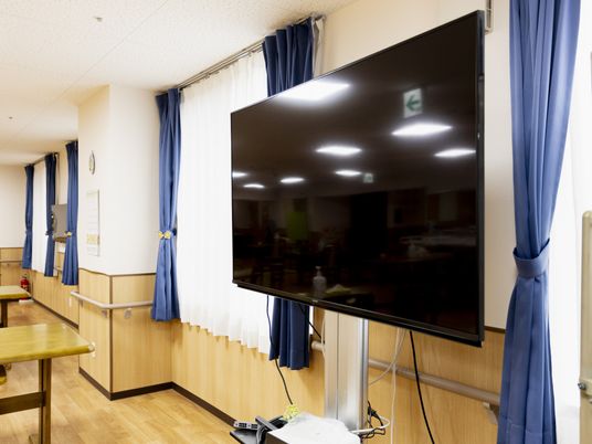 テレビが置かれた明るい空間  
