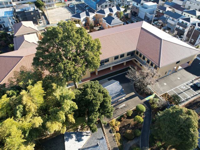 自然に囲まれた外観 外観 緑豊かな環境に囲まれた施設です。温かみのある建物で、癒やしの空間を提供します。