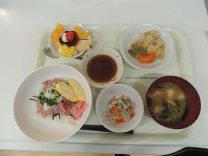 ヘルシーな料理とトレイ