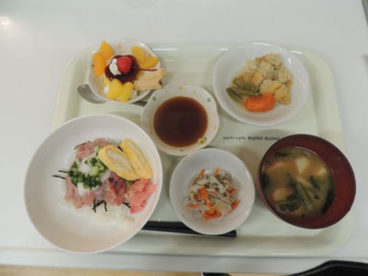 ヘルシーな料理とトレイ