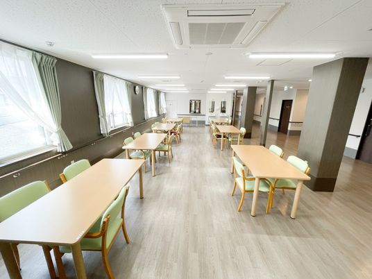 ゆったりとした広い食堂