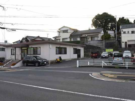 外観と駐車場の建物  