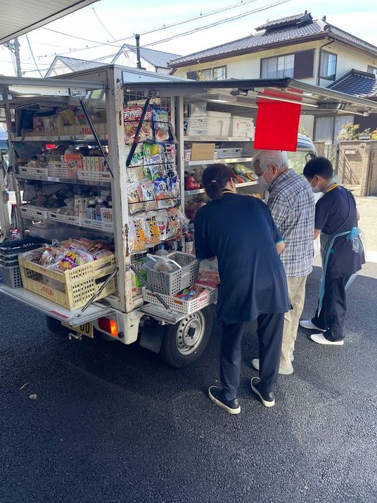 スタッフと高齢者の対応シーン