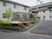 緑に囲まれた建物外観
