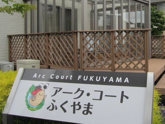 看板と建物エントランス