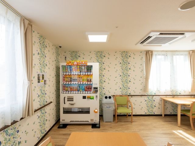 自然光の明るい部屋 ラウンジ 明るいラウンジです。自然光が差し込み、リラックスしやすい雰囲気になっています。