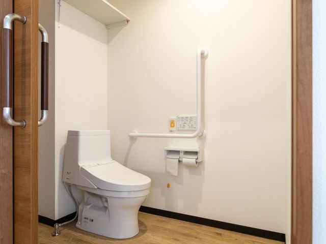 清潔な設備のトイレ トイレ 手すりのある広いスペースで、安全に使用できるトイレです。明るい照明で安心感があります。