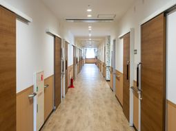 明るい長い廊下