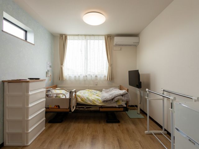 快適な居室 居室 明るい窓から自然光が差し込む快適な空間です。必要なサポートを得ながら安心して過ごせます。