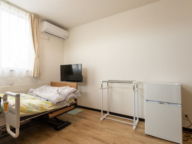 静かな居室 居室 窓から自然光が差し込む明るい居室です。シンプルな設備で、快適に過ごせます。