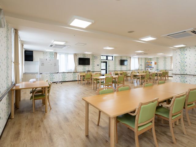 広々とした食堂 食堂 自然光が差し込む明るい共有スペースです。広々とした空間で、食事や交流を楽しめます。