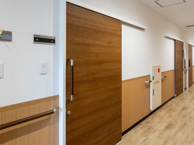 木製の長い廊下 廊下 温かみのある木調の廊下は、手すりが設置されているため移動がしやすく安心です。