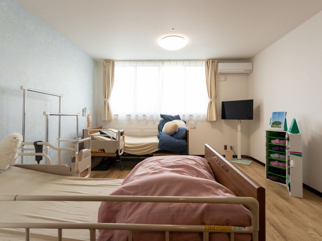 明るい居室 居室 広々とした居室には、自然光がたっぷりと射し込み、快適に過ごせます。リラックスできる環境が整っています。