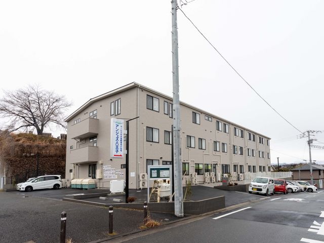 駐車場付き建物外観 外観 広々とした駐車場を備えた建物で、利便性の高い環境です。