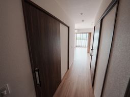 廊下からの明るい居室