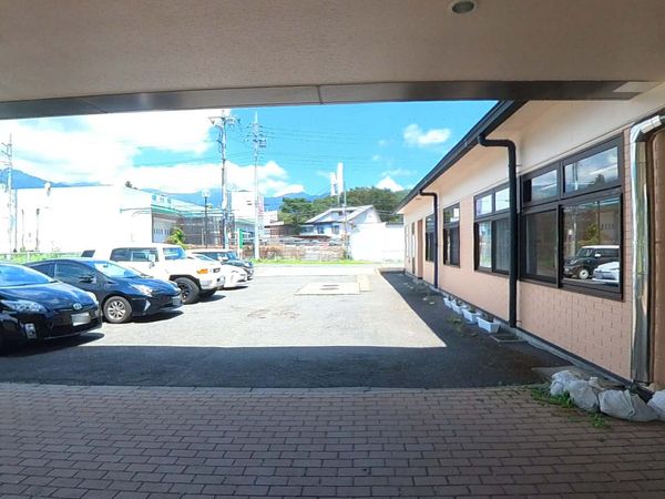駐車場のある屋根付き通路