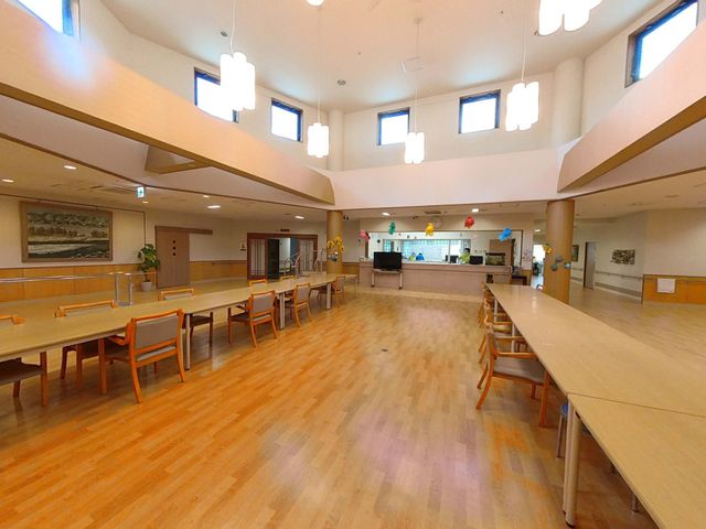 明るい清潔な食堂環境 食堂 清潔感あふれる食堂で、利用者様への温かい食事提供に関われるやりがいのある環境です。