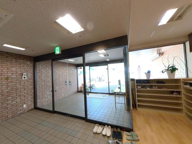 エントランスの見晴らし良好 玄関 ゆとりのある開放的なエントランスです。明るく招待感のあるこの空間で、訪れる人をお迎えします。