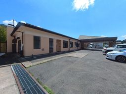 明るい日差しの外観