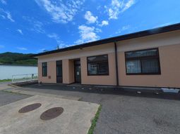 シンプルな一階建て建物