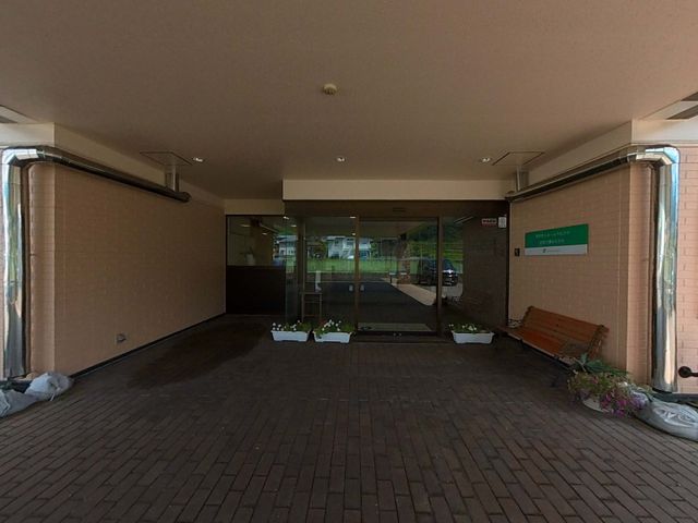 広々とした入口空間 入り口 ゆとりのある開放的なエントランスです。天気の良い日には自然の光が差し込み、心地よい時間を過ごすことができます。