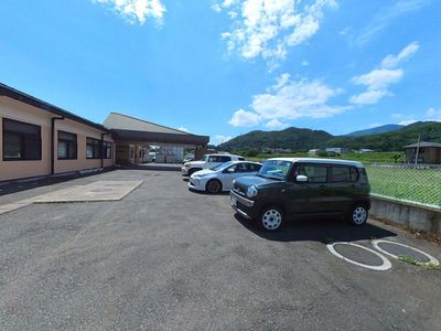 広々とした施設の外観