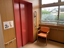 くつろげるエレベーター前