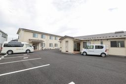 施設前の広々駐車場
