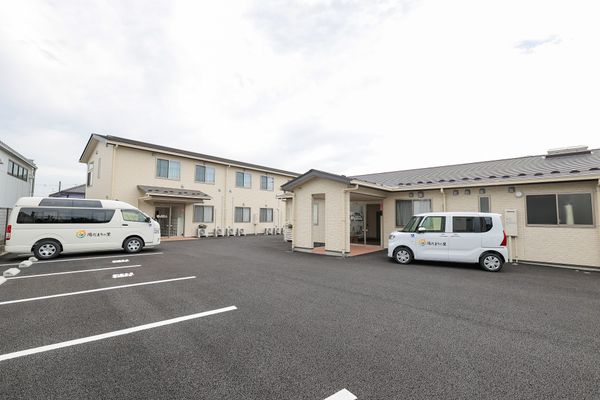 施設前の広々駐車場